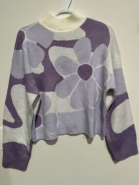 Super cute women’s Divided sweater